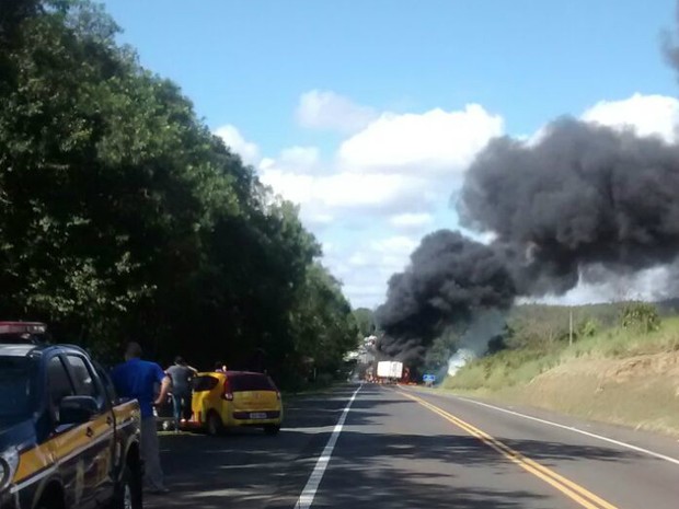 Após batida, carreta de botijões de gás pegou fogo nesta quarta (20) (Foto: Divulgação/PRF)