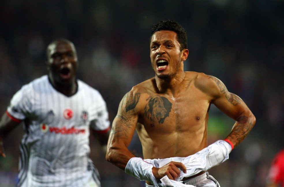 Adriano, ex-Besiktas, é um dos nomes na mira do São Paulo — Foto: Reuters