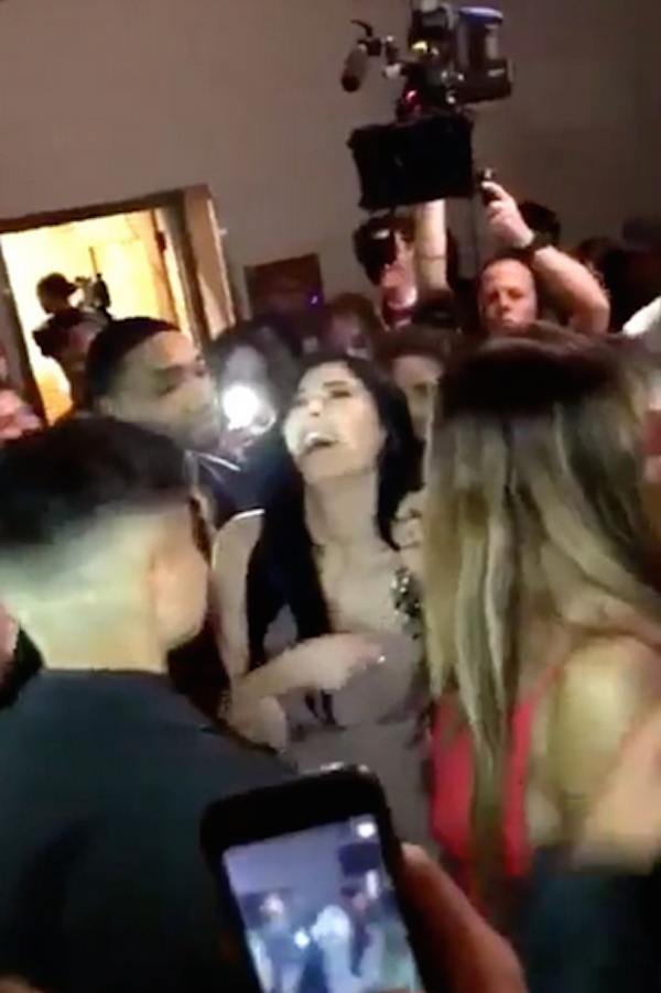 Kylie Jenner em meio aos convidados da festa de formatura para a qual foi convidada (Foto: Reprodução)