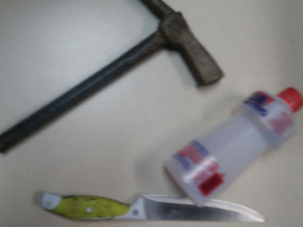 Martelo, faca e garrafa de álcool apreendida com suspeito (Foto: Divulgação/Polícia Militar)