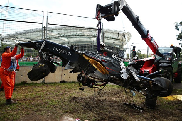 McLaren de Fernando Alonso é recolhida da pista após acidente (Foto: Getty Images)