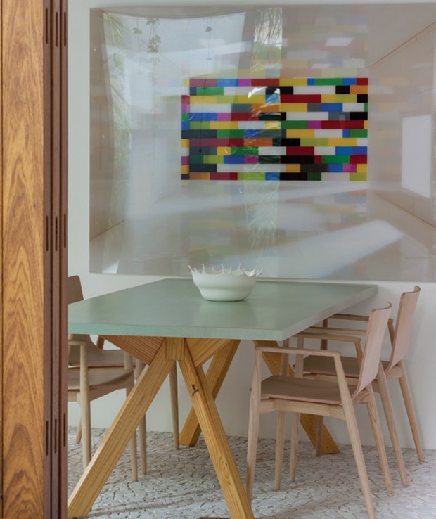 A sala de jantar, com mesa de Marcelo Rosenbaum e obra de Valentino Fialdini. (Foto: Tuca Reines)