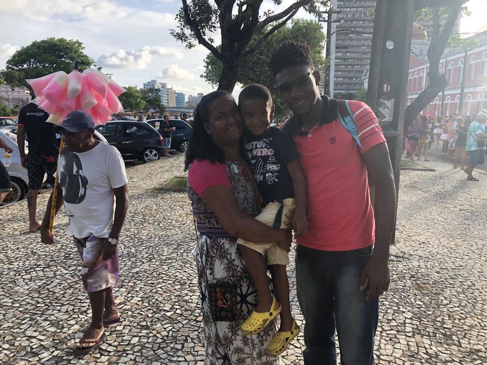 Enzo Ismael acompanhou chegada do Papai Noel com os pais, no Recife — Foto: Pedro Alves/G1