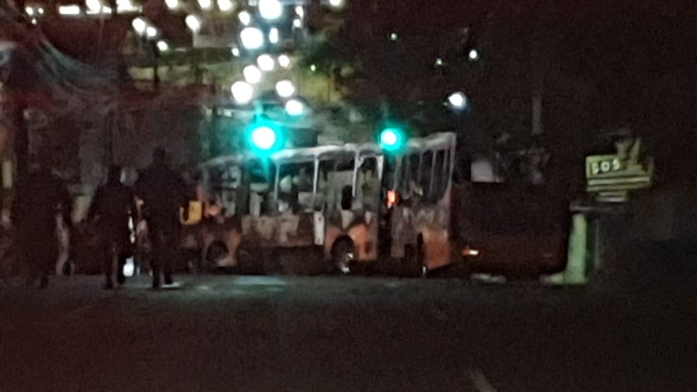Ônibus da linha Cabral/Portão foi destruído no protesto pela morte do jovem — Foto: RPC Curitiba
