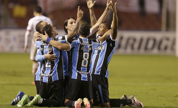Grêmio vibra com vitória na altitude e vaga antecipada no Grupo da Morte
