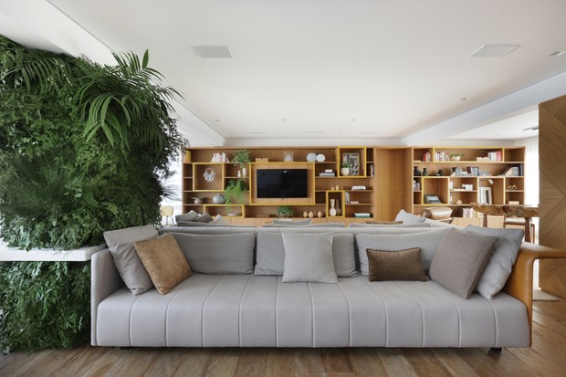 190 m² com muita madeira, toques de cor e integração total na área social (Foto: Mariana Orsi)