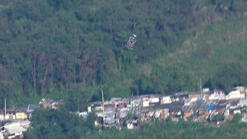 Helicóptero da Polícia Militar chega ao local onde os criminosos estão concentrados na Cidade de Deus, na Zona Oeste do Rio — Foto: Reprodução/ TV Globo