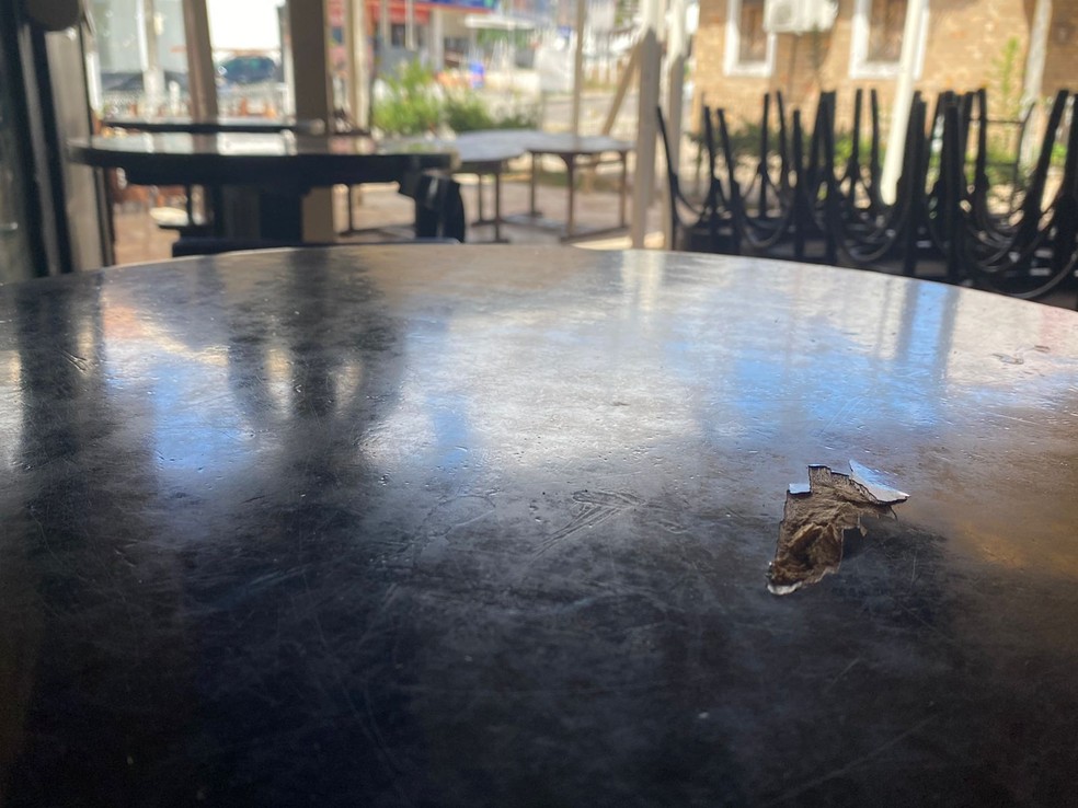 Marca de tiro em uma das mesas do bar onde o caso aconteceu, no bairro Ponta Negra, em Natal — Foto: Kleber Teixeira/Inter TV Cabugi