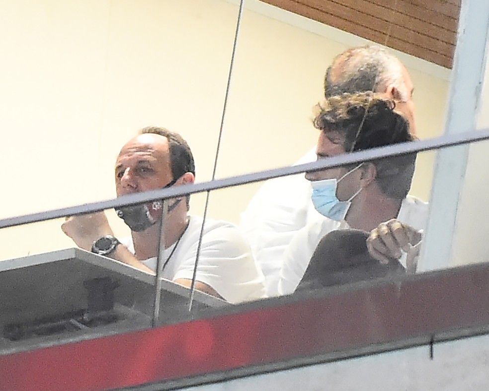 Ceni, o auxiliar e o vice de futebol Marcos Braz ao fundo: treinador está de volta à labuta — Foto: André Durão