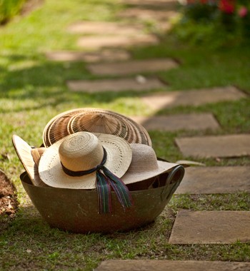A anfitriã gosta de comprar chapéus quando viaja. Nesse dia, os acessórios foram oferecidos a quem quisesse se proteger do sol (Foto: Casa e Comida)