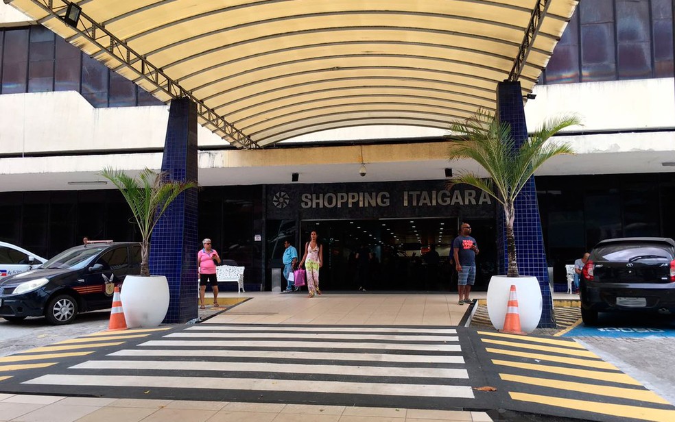 Bandidos roubam malotes de banco no Shopping Itaigara em Salvador (Foto: Alan Oliveira/G1)