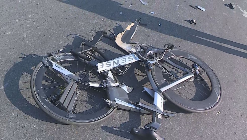 Bicicleta ficou destruída — Foto: Reprodução/TV Globo