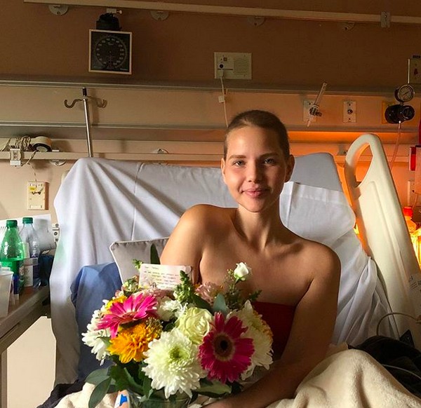 A modelo canadense Elly Mayday em meio ao seu tratamento de câncer (Foto: Instagram)