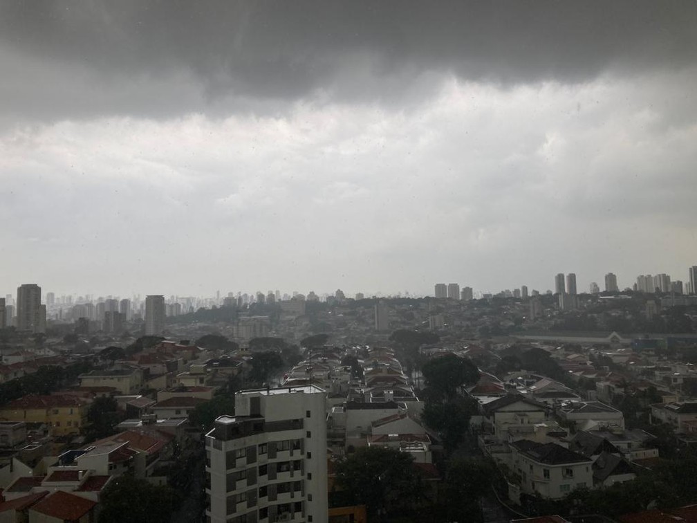Chove forte na Vila Mariana, Zona Sul de SP, no começo da tarde desta terça, 11 de janeiro — Foto: Paula Paiva Paulo/g1