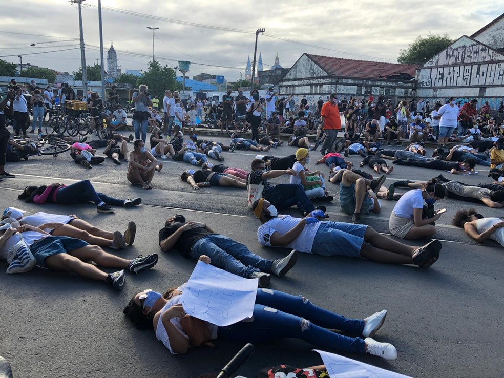 Manifestantes deitam na rua, na frente do prédio onde Miguel Otávio caiu do 9º andar, durante protesto no Centro do Recife — Foto: Pedro Alves/G1