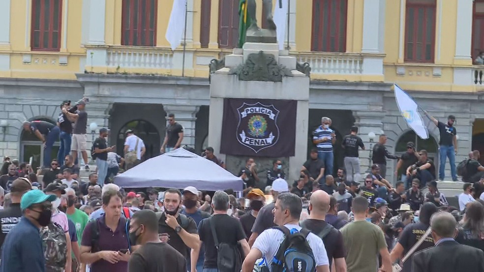 Manifestação contou também com a Polícia Penal  — Foto: TV Globo