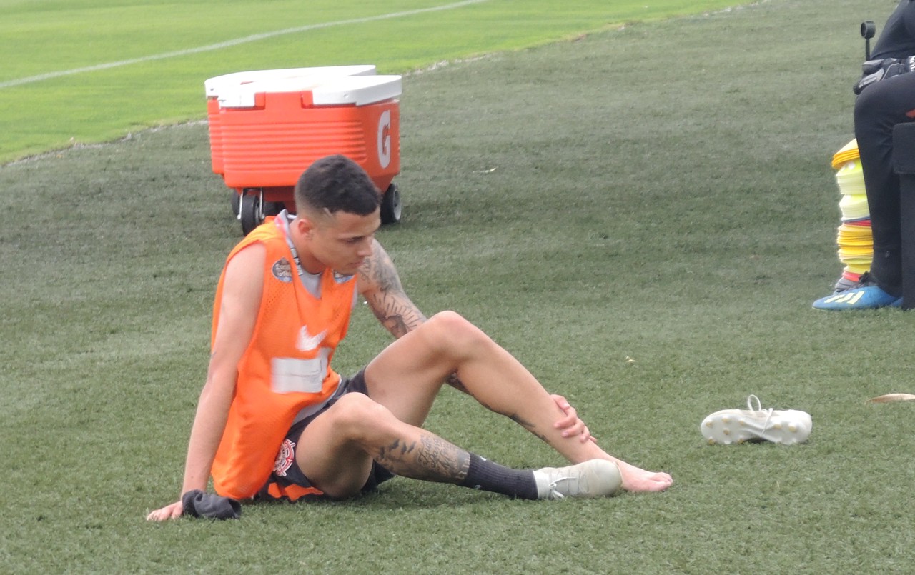 Volante do Corinthians leva três pancadas, deixa o treino e chora de dor