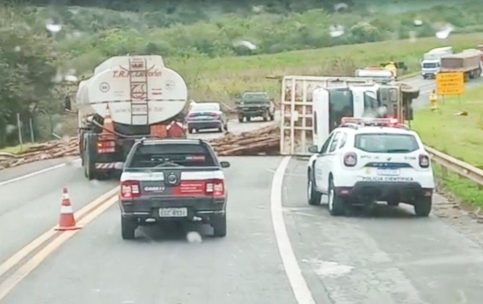 Caminhão carregado com tora de madeira tomba e rodovia fica parcialmente interditada em Itapeva  — Foto: Itapeva Alerta/ Reprodução 