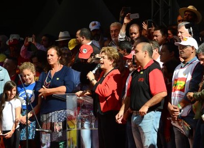 Dilma Rousseff participa de ato, organizado pela CUT, no Vale do Anhangabaú, para comemorar o Dia do Trabalho (Foto: Rovena Rosa/Agência Brasil)