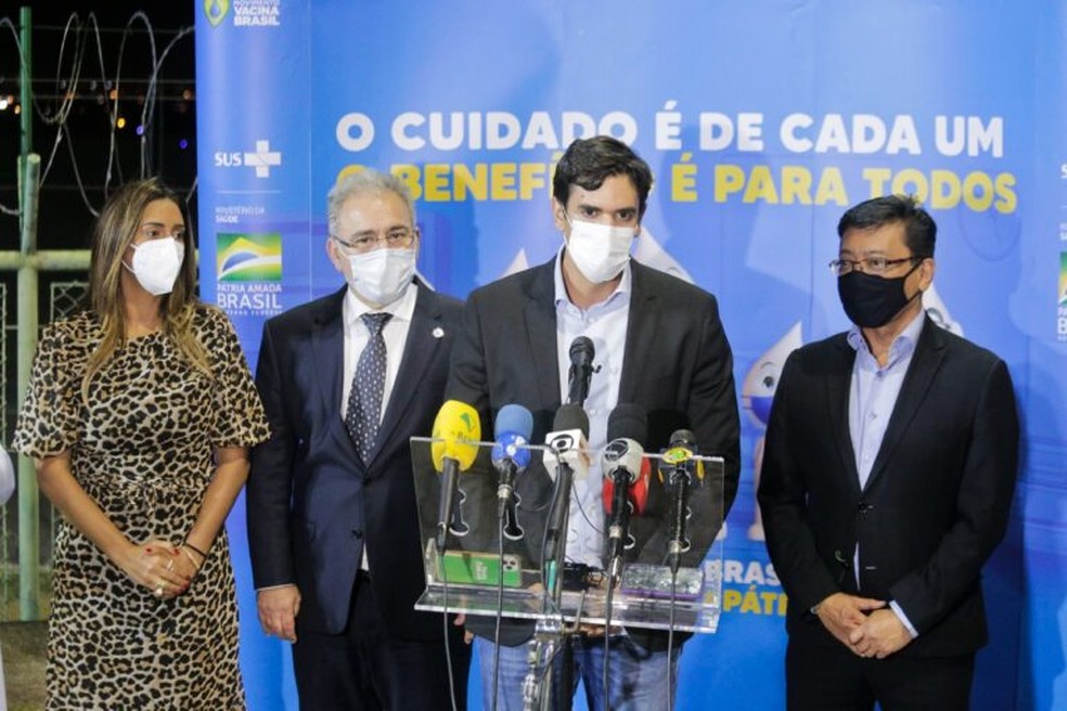 Flávia Arruda, Marcelo Queiroga, Rafael Prudente e Osnei Okumoto recebem vacinas contra Covid-19, no DF — Foto: Breno Esaki/Agência Saúde DF