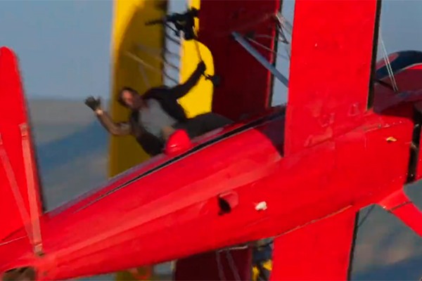 Tom Cruise em perigosas imagens feitas nas asas de um avião em pleno voo (Foto: reprodução twitter)