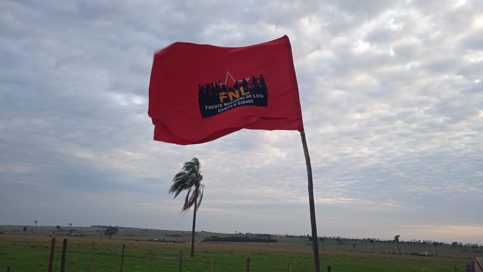 Terceiro líder da FNL investigado por extorsão de fazendeiros no Pontal do Paranapanema é preso em Assis (SP) — Foto: FNL