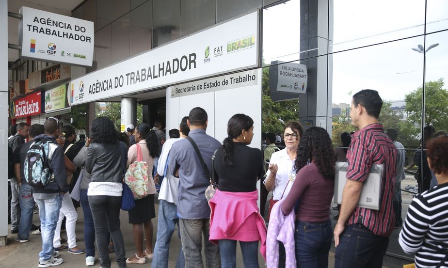 Brasileiros na fila em busca de novo emprego