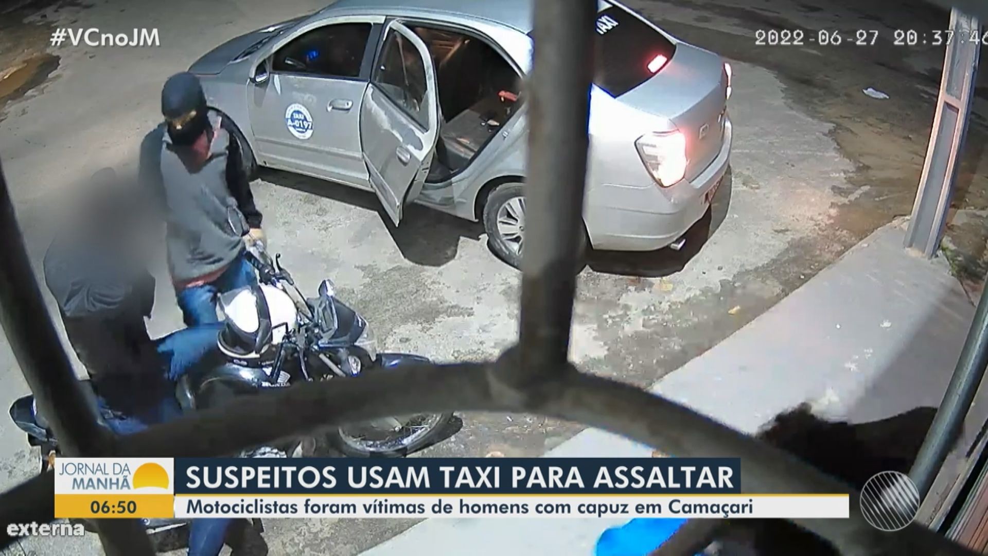 VÍDEO: homens usam táxi para assaltar motociclistas na Região Metropolitana de Salvador