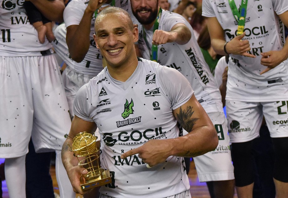 Em carta de despedida, Bauru exalta gratidão a Alex Garcia 