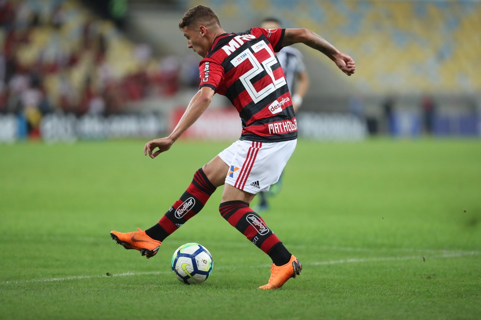 Matheus Savio pedala antes de emendar o chute para o gol que abriu o placar no sbado (Foto: Gilvan de Souza/Flamengo)