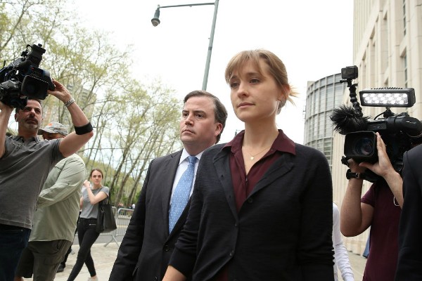 Alisson Mack, deixando a corte após falar sobre o caso em que é acusada de recrutar escravas sexuais  (Foto: Getty Images)