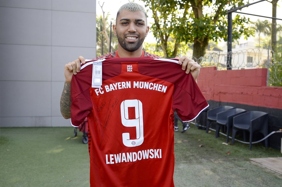 Gabigol exibe camisa do Bayern de Munique — Foto: Marcelo Cortes / Flamengo