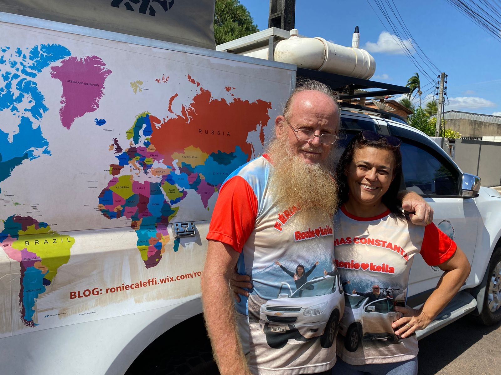 Casal de aventureiros que viaja por vários países em um trailer chega a Roraima: 'nosso quintal é o mundo'