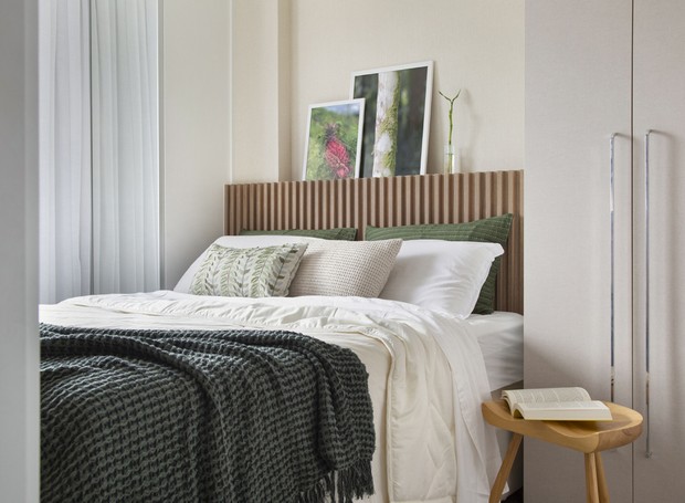 Para compor uma cama chique, elementos simples, mas essenciais fazem a diferença, como uma cabeceira imponente, manta e almofadas. Projeto do escritório GG Arquitetura (Foto: Raiana Medina / Divulgação )