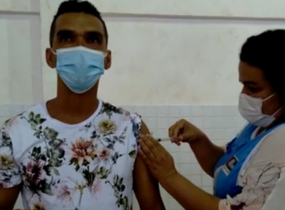 Muita emo��o de S�rgio ao ser vacinada pela irm� mais nova � Foto: Renata Maur�cio/Arquivo Pessoal