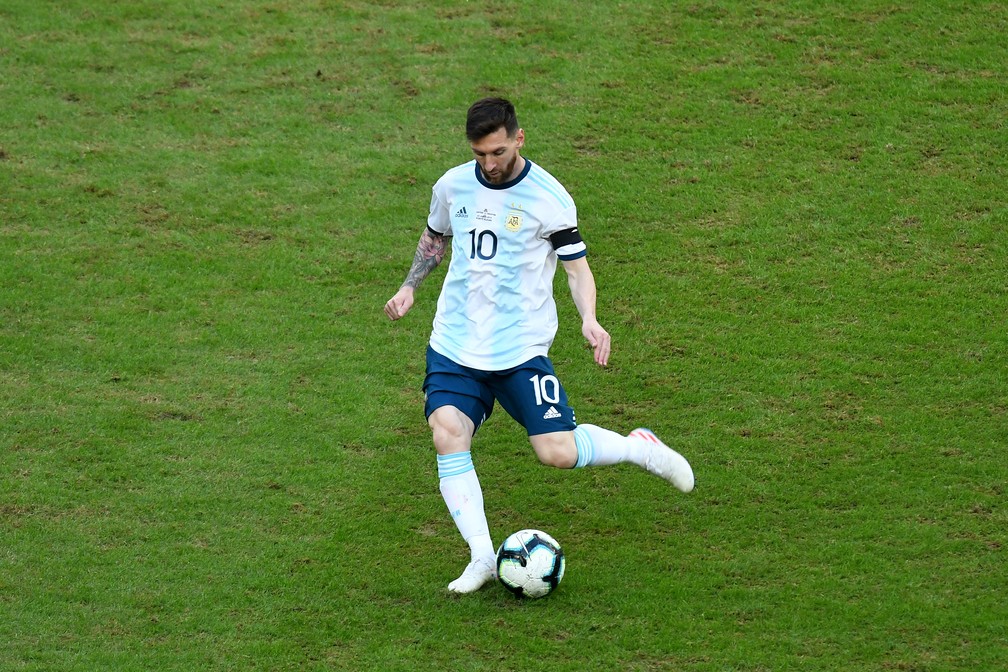 Lionel Messi, no gramado castigado da Arena do Grêmio, em Argentina x Catar — Foto: Pedro Vilela / Getty Images