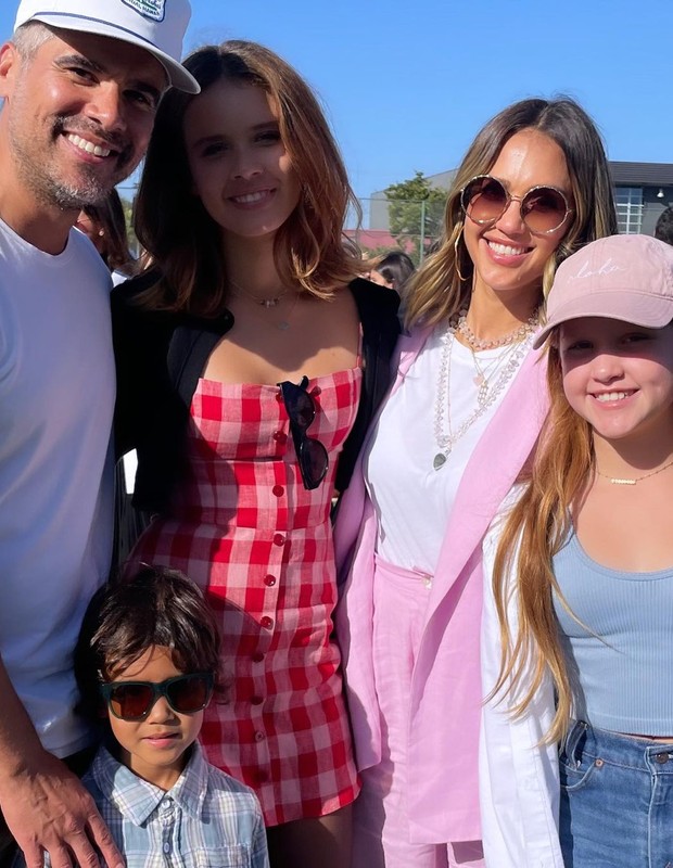 Jessica Alba com os filhos e o marido (Foto: Reprodução/Instagram)