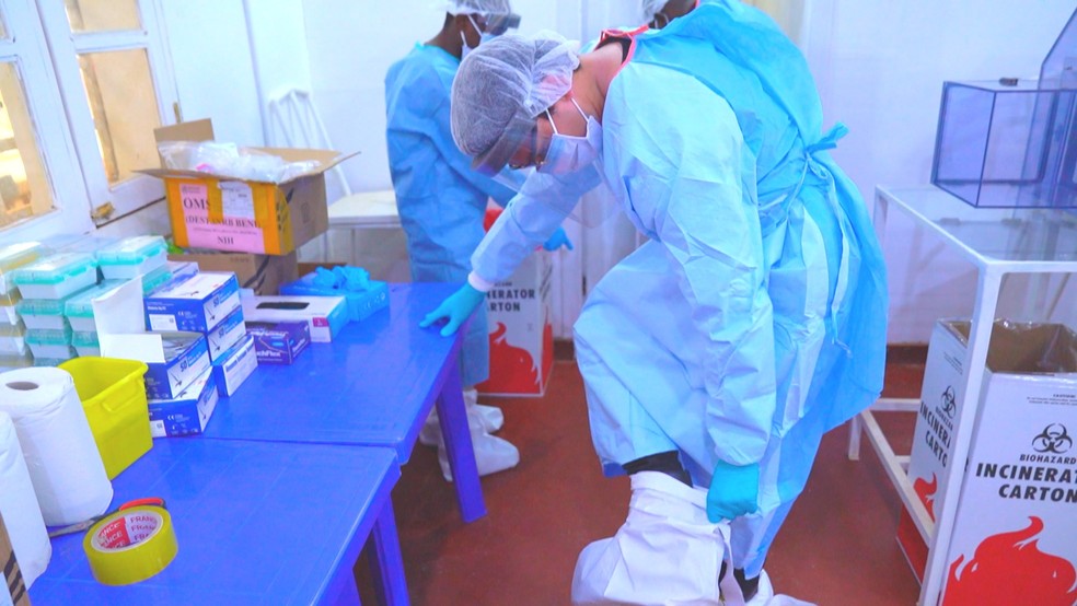 O repórter Estevan Muniz precisou usar roupa especial para entrar na área de risco do ebola. — Foto: Reprodução/TV Globo