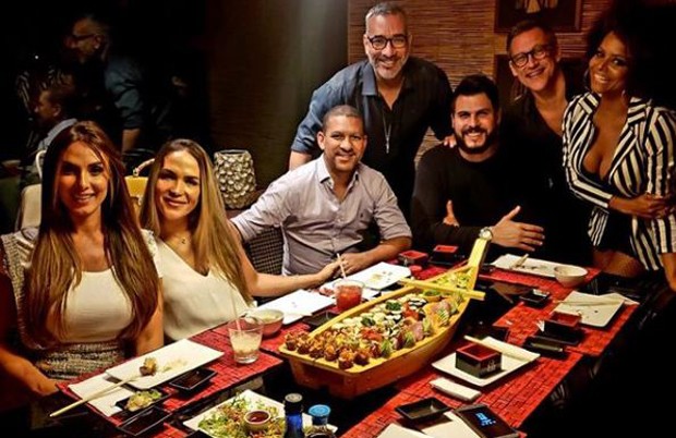 Nicole Bahls e Marcelo Bimbi jantando com seus padrinhos e suas madrinhas (Foto: Reprodução/Instagram)