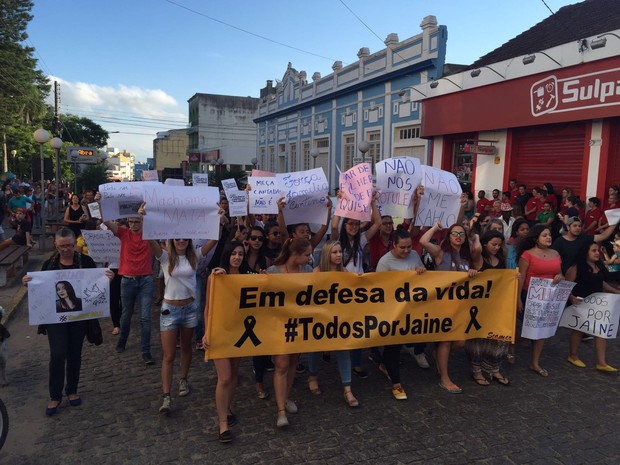 Passeata motivada por mote de adolescente em Canguçu, RS (Foto: Mateus Marques/RBS TV)