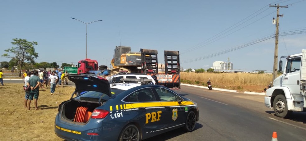 Trânsito é controlado pela Polícia Rodoviária Federal — Foto: Márcio Novais/TV Anhanguera