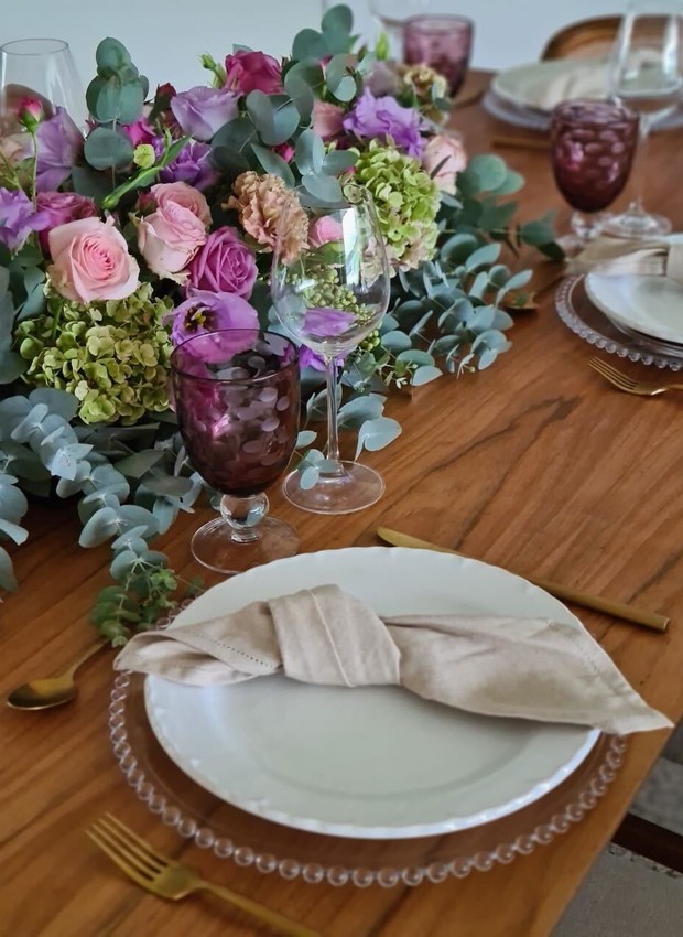 Ideia de arranjo de flores para decorar a mesa posta no Dia das Mães (Foto: Diennis Xavier / Divulgação)