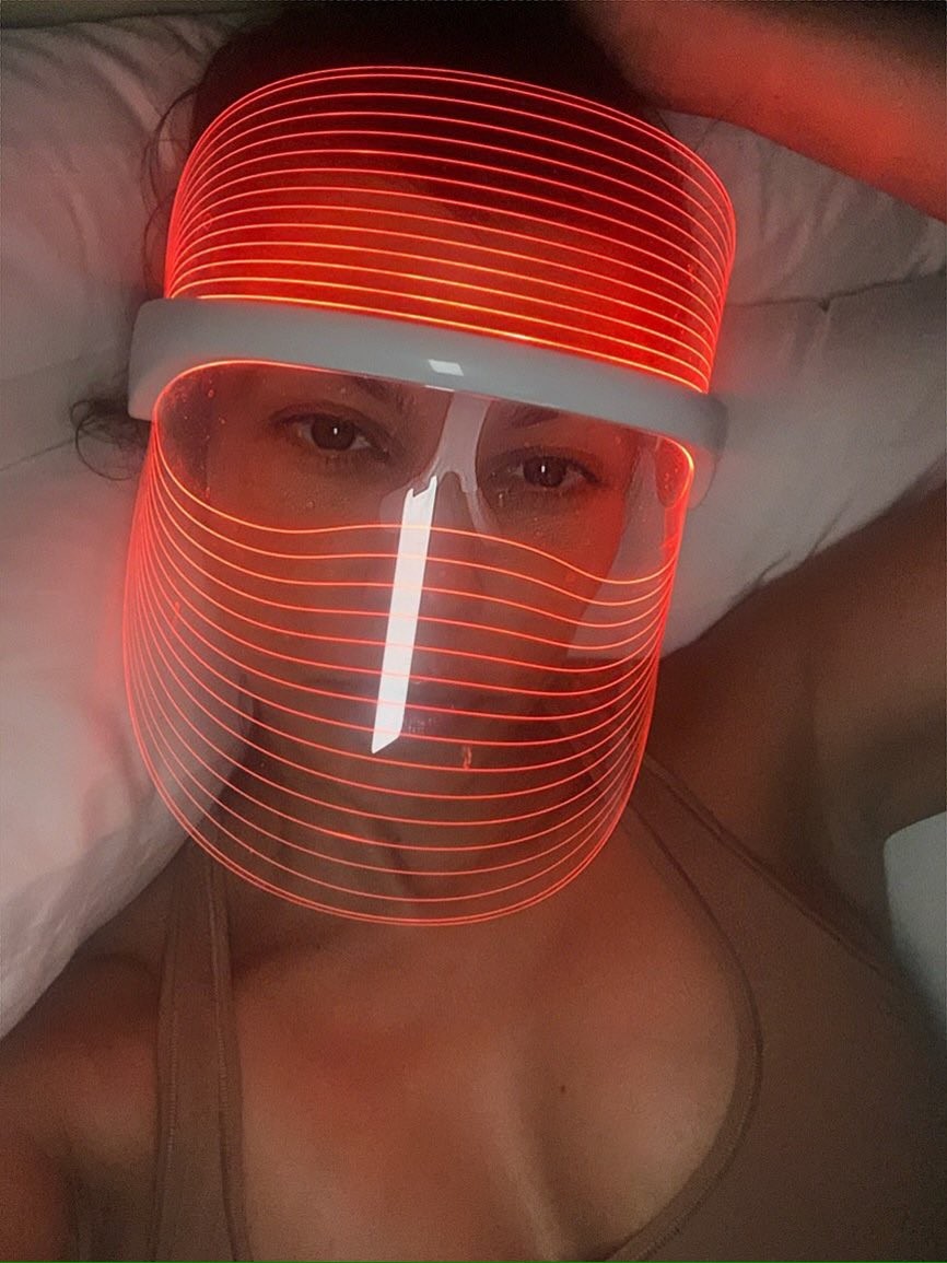 Kourtney Kardashian com sua máscara de tratamento LED (Foto: reprodução Twitter)