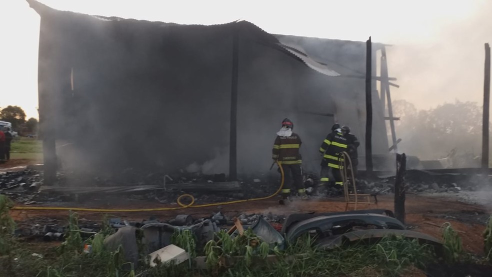 Inc&ecirc;ndio foi na tarde desta quarta-feira (29), em Emilian&oacute;polis &mdash; Foto: Ederson Gon&ccedil;alves de Freitas