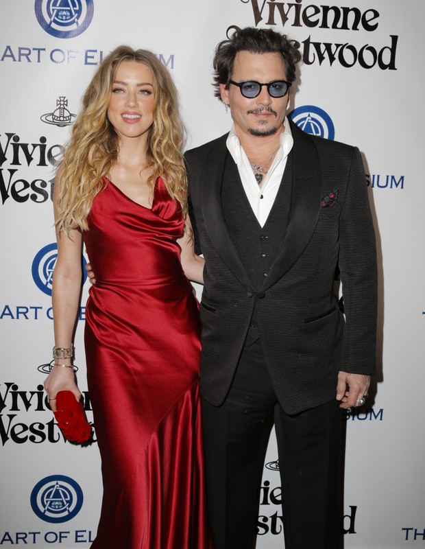 Amber Heard e Johnny Depp juntos em evento de gala de Vivienne Westwood em janeiro de 2016, meses antes do início do processo de divórcio (Foto: Getty Images)