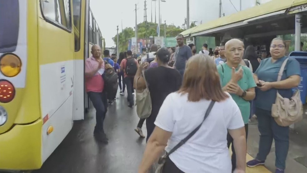 Pontos de ônibus ficaram cheios na manhã desta quinta-feira (4), em Salvador — Foto: TV Bahia
