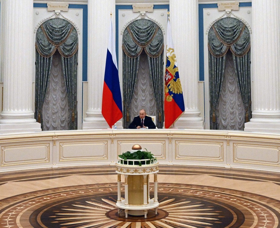 Presidente Vladimir Putin preside reunião no Kremlin; decisão de manter ofensiva na Ucrânia revela confiança de que reveses militares não levariam à perda de popularidade e à própria queda