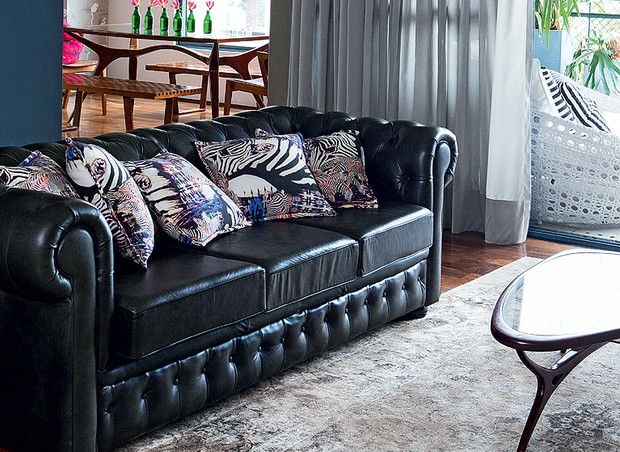 O tecido de zebra comprado em Berlim virou almofadas que animam o sofá preto de Camila Salek. Solução simples, que faz muita diferença (Foto: Lufe Gomes/Casa e Jardim)