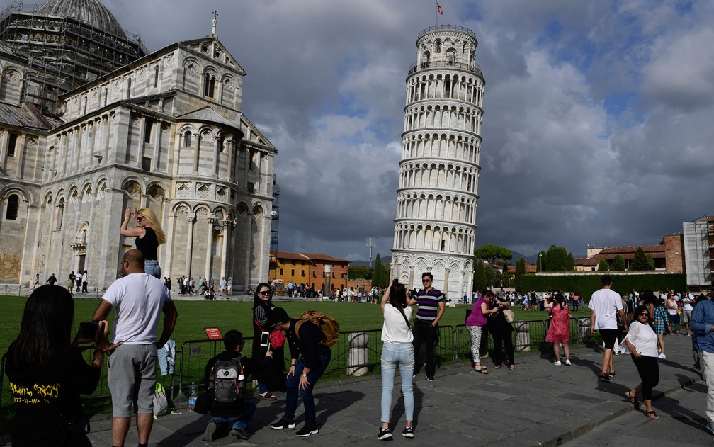 A Torre de Pisa está agora estável e foi levemente endireitada após um longo trabalho de restauração — Foto: Miguel Medina/AFP