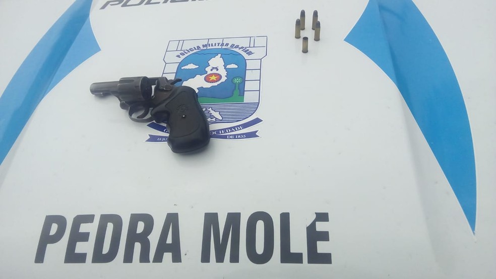 Policiais do 5º BPM apreenderam menor, arma e munições — Foto: Divulgação/Polícia Militar